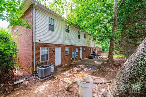 Exterior - 1009 22nd Ne A-e St NE #A-E, Hickory, NC 28601 photo 3 of 7
