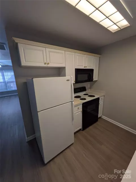 Kitchen - 1009 22nd Ne A-e St NE #A-E, Hickory, NC 28601 photo 1 of 2