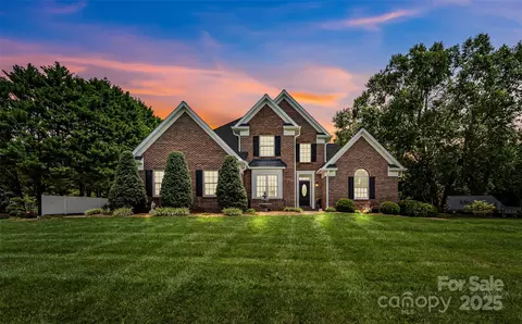 1236 James Farm Rd, Hickory, NC 28602