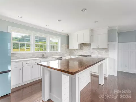 Kitchen - 3355 Thickety Rd, Clyde, NC 28721 photo 4 of 6