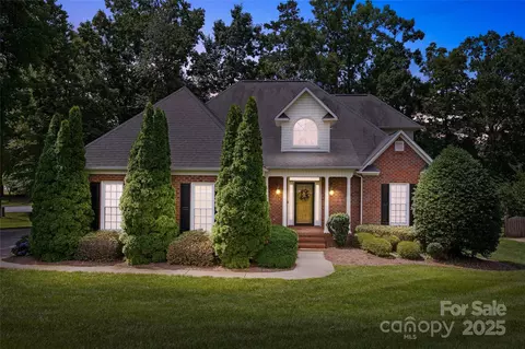 803 Woodmoore Ln, Kannapolis, NC 28081