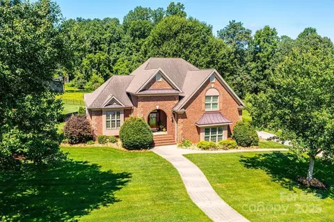 1083 Fox Chase Dr, Newton, NC 28658