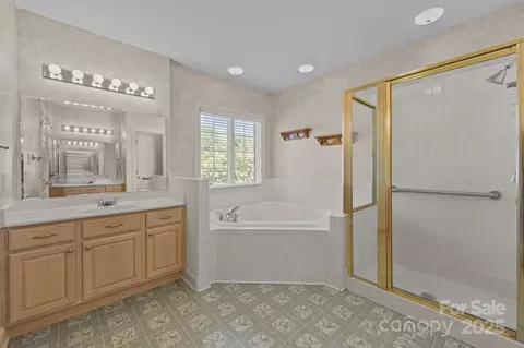 Bath - 322 Oakview Dr, Salisbury, NC 28146 photo 2 of 5