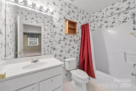 Bath - 322 Oakview Dr, Salisbury, NC 28146 photo 4 of 5