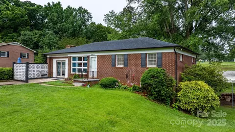 5083 Fleetwood Dr, Hickory, NC 28602