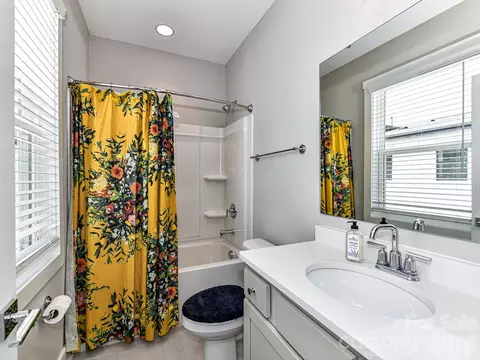 Bath - 1116 E 36th St, Charlotte, NC 28205 photo 4 of 5