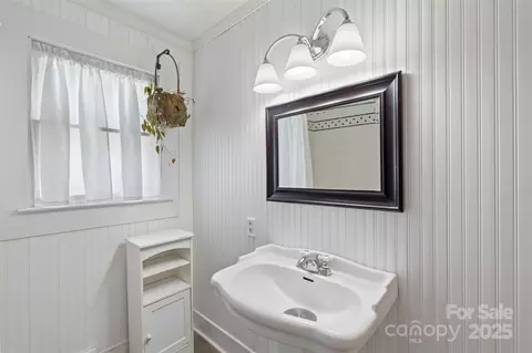 Bath - 320 Ackert Ave, Salisbury, NC 28144 photo 2 of 3