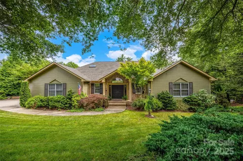 842 Rickel Dr, Hendersonville, NC 28739