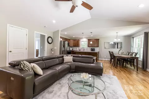Living - 1005 8th Sw Ave SW, Conover, NC 28613 photo 2 of 5