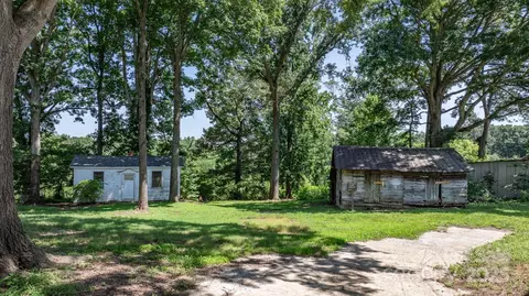 Exterior - 5560 Springs Rd, Conover, NC 28613 photo 4 of 6