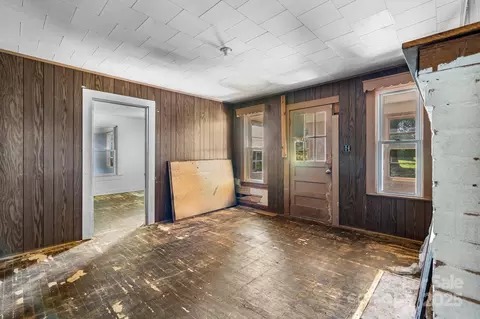 Living - 5560 Springs Rd, Conover, NC 28613 photo 2 of 3