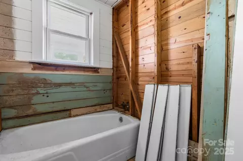 Bath - 5560 Springs Rd, Conover, NC 28613 photo 1 of 3