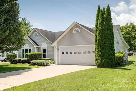 802 Woodlark Ct, Fletcher, NC 28732