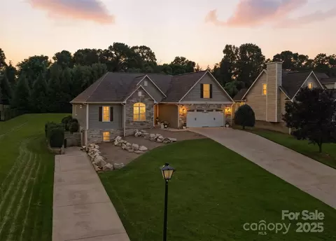 121 Maplewood Ct, Hudson, NC 28638