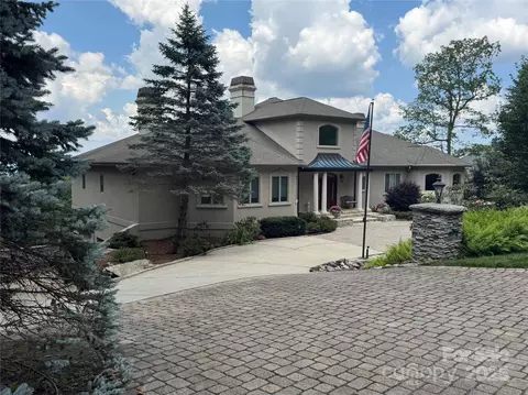 121 Berry Creek Dr, Flat Rock, NC 28731