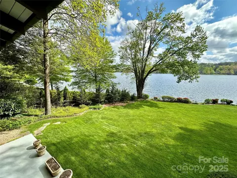 43 Chimney Pt, Lake Toxaway, NC 28747