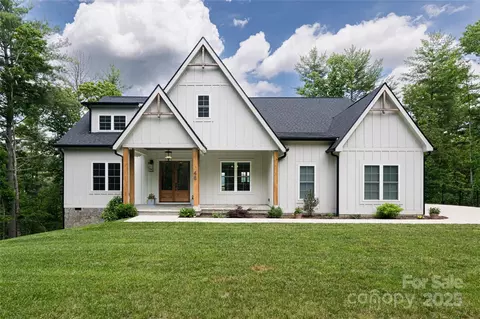 48 Falling Leaves Ln, Hendersonville, NC 28792