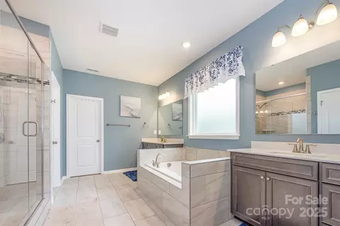 Bath - 2960 Haley Cir, Davidson, NC 28036 photo 1 of 3