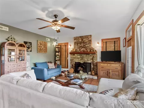 300 Creekside B-101 Way #B-101, Burnsville, NC 28714