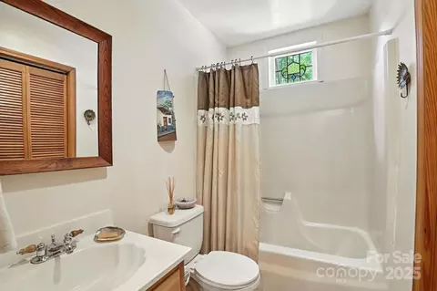 Bath - 1119 Palmyra Dr, Tega Cay, SC 29708 photo 1 of 2