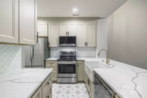 795 Peninsula Dr, Davidson, NC 28036