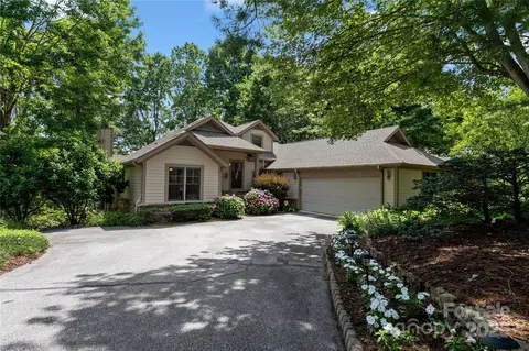 196 Pine Shadow Dr, Hendersonville, NC 28739