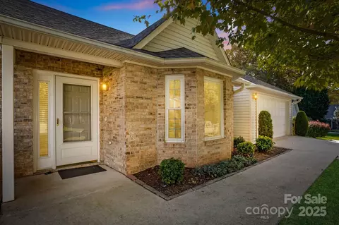 4 Gatehouse Ct, Asheville, NC 28803