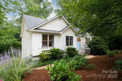 106 Goldfinch Ln, Asheville, NC 28803