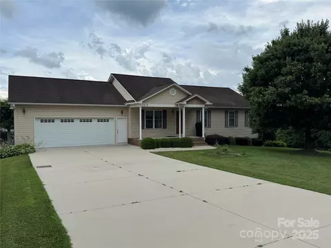 1519 Midland Dr, Hudson, NC 28638
