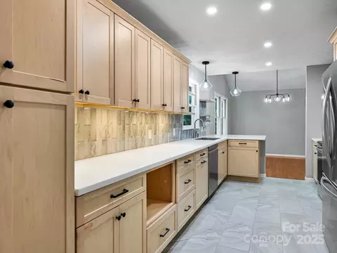 210 Fernwood Dr, Hendersonville, NC 28791