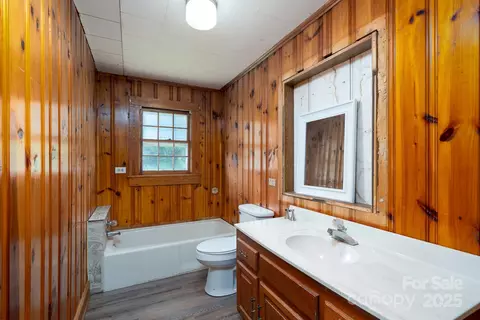Bath - 2125 E Ridge Rd, Salisbury, NC 28144 photo 2 of 4