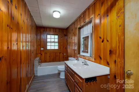 Bath - 2125 E Ridge Rd, Salisbury, NC 28144 photo 1 of 4
