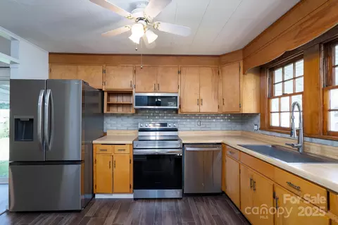 Kitchen - 2125 E Ridge Rd, Salisbury, NC 28144 photo 2 of 3