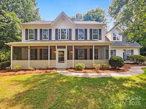 8701 Holly Creek Ct, Charlotte, NC 28216