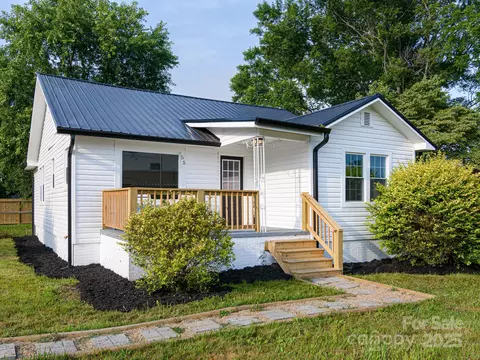 55 Scates St, Waynesville, NC 28786