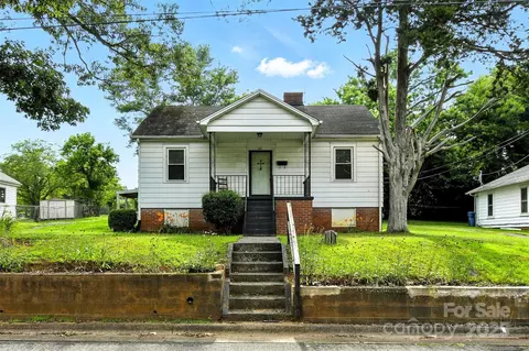 450 1st Se St SE, Hickory, NC 28602