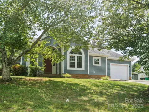 8323 Bedford Green Ln, Charlotte, NC 28215