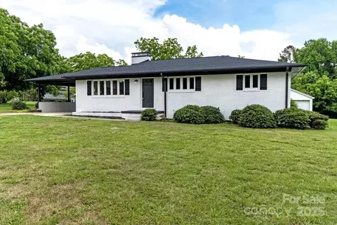 7724 E Holly Grove Rd, Thomasville, NC 27360