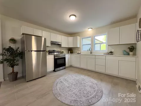 608 E 11th St, Newton, NC 28658