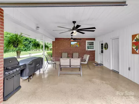 Exterior - 463 Golf Course Rd, Clyde, NC 28721 photo 2 of 9