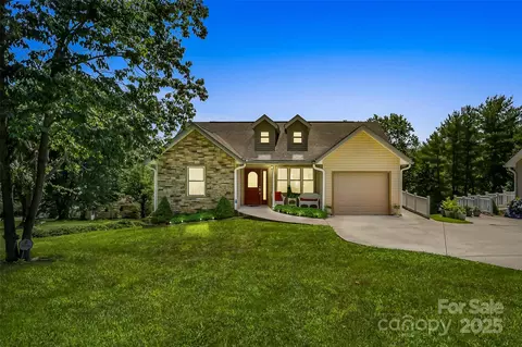 862 Asbury Rd, Candler, NC 28715