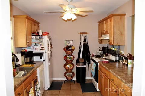 34 Duncan Rd, Flat Rock, NC 28731 photo 2