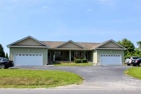 544 Tracy Grove Rd, Flat Rock, NC 28731