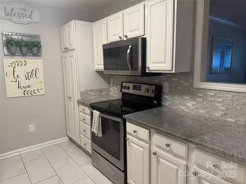 Kitchen - 21120 Cold Spring Ln, Cornelius, NC 28031 photo 3 of 4