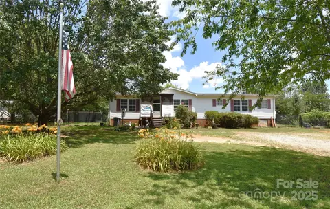 4062 Smokey Creek Rd, Lenoir, NC 28645