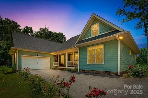 419 Oak Ln, Mars Hill, NC 28754