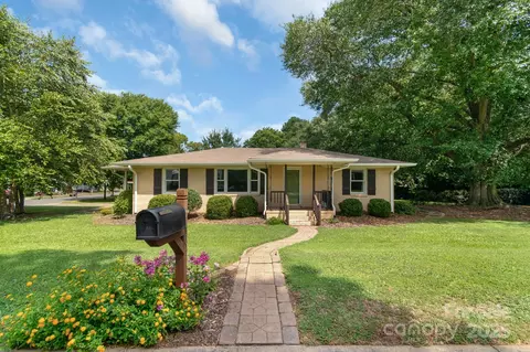 810 Lakeview Dr, Pineville, NC 28134