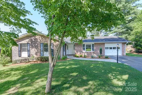 1045 Carousel Ln, Hendersonville, NC 28792