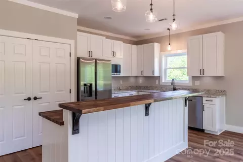 Kitchen - 288 Blue Cedar 9 Rd #9, Sylva, NC 28779 photo 4 of 5