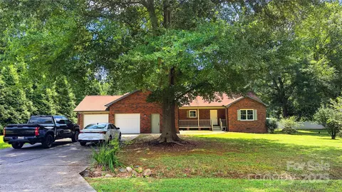 4885 Maggie Dr, Hickory, NC 28602